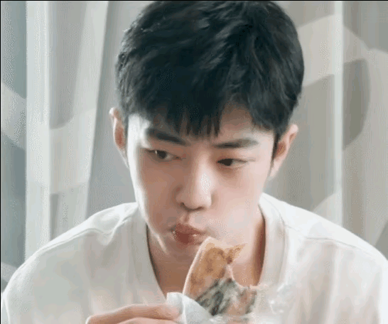 干饭！宝们晚上吃啥？​附近邻居的猫来吃宠物火腿肠，我给了两根都不肯走