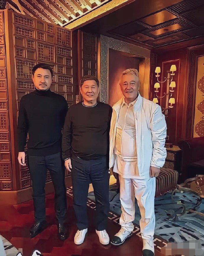 赵本山往那里一站气势就不一样，一身白色穿搭，挺着将军肚威武霸气。特别有大佬气质！
