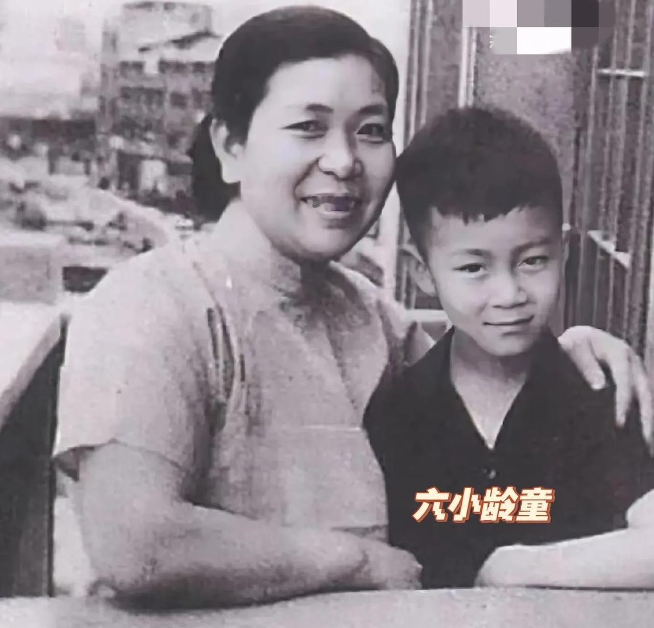 1964年，六小龄童幼年时期，一张珍贵的留影，他从小古灵精怪，无人替代的成为一代