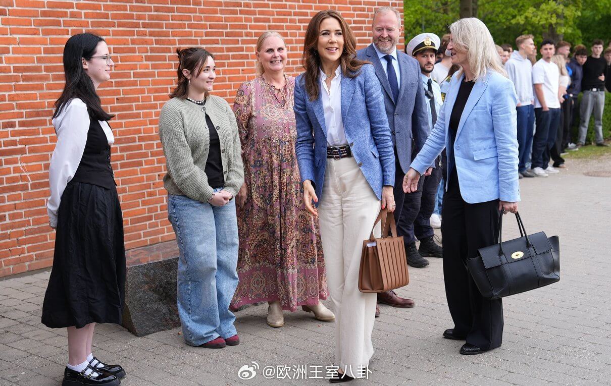 5.2丹麦王后玛丽出席基金会活动，白色裤子来自ForteForte，衬衣来自