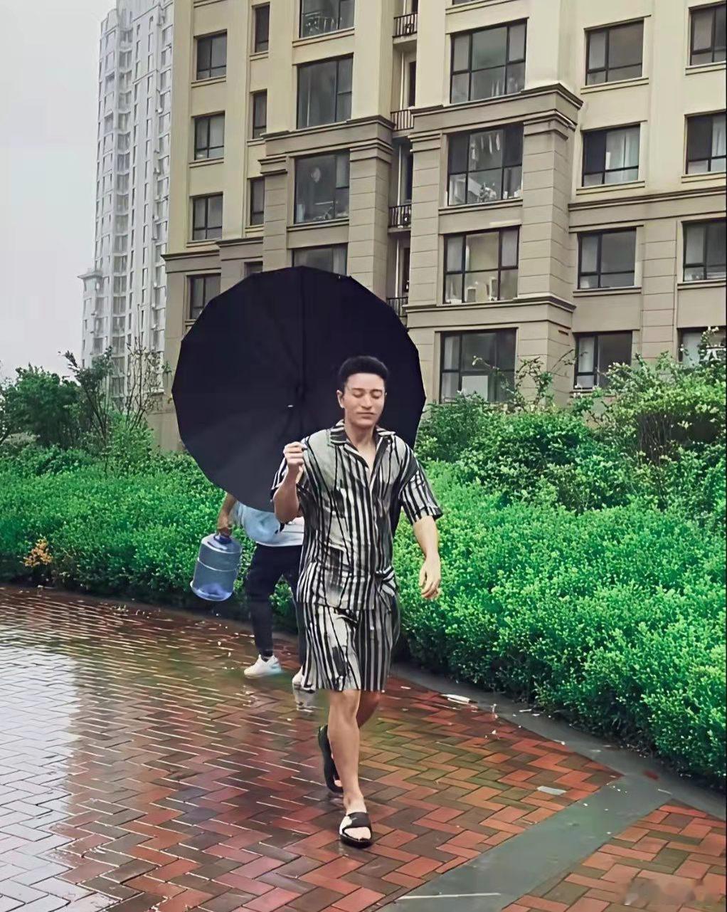 这么大的风，把贾乃亮的伞都吹跑了！​​​
