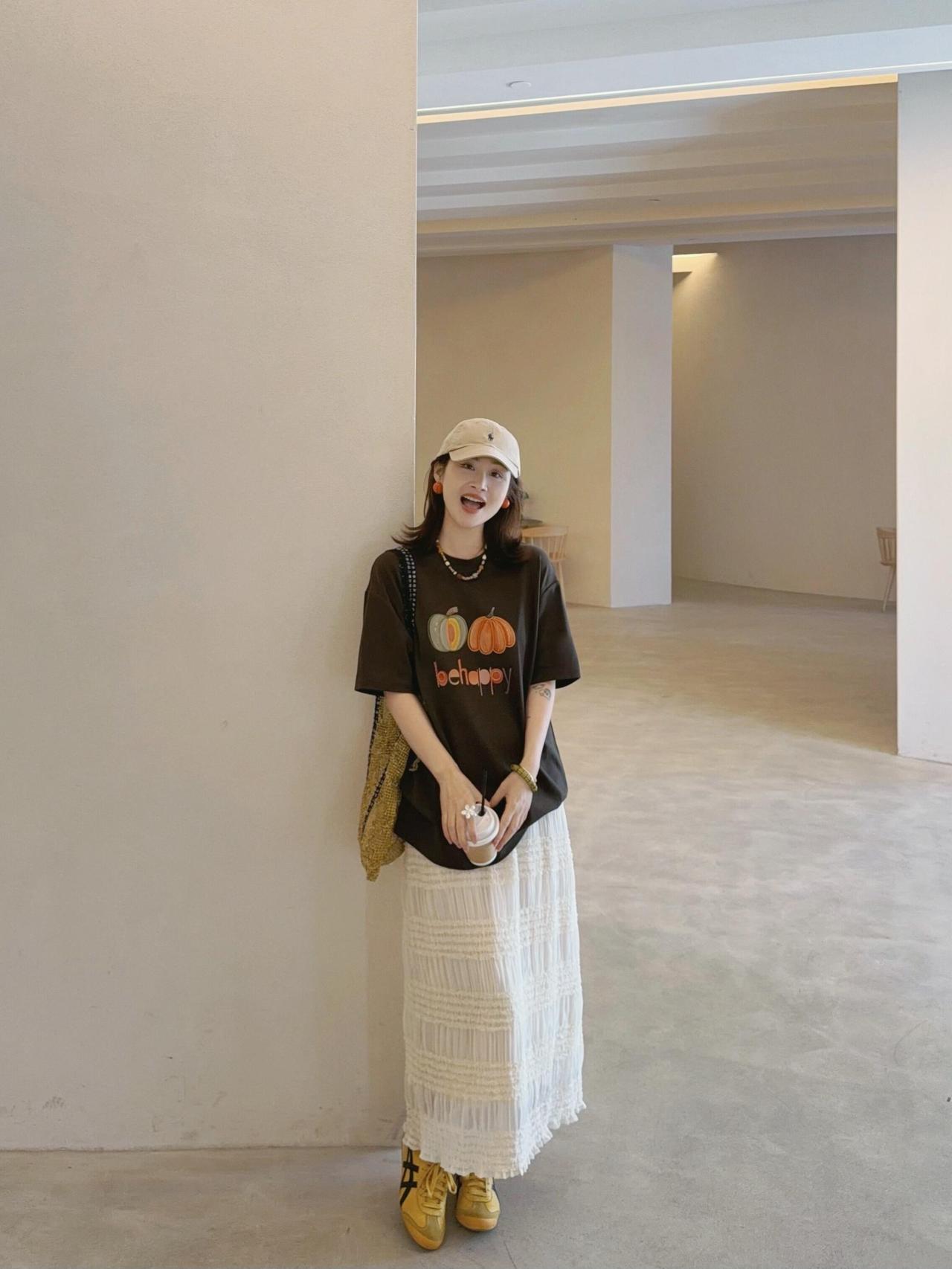 T恤配裙子太好看了！深咖色南瓜印花T恤温柔复古，搭配米白色肌理蛋糕裙，深浅配色