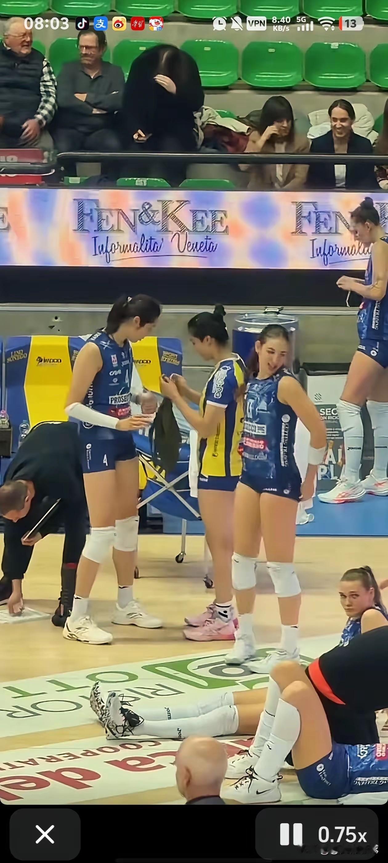 这一幕太温馨了！庄宇珊给朱婷，带来了家乡礼物，比赛一结束，庄宇珊就过来找朱婷聊