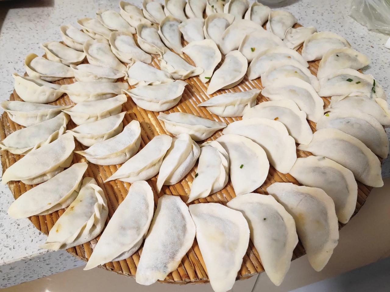 都晚上7点多了，我们都吃过晚饭了，闺女打来电话，问家里有没有饭，说她们再过一个半