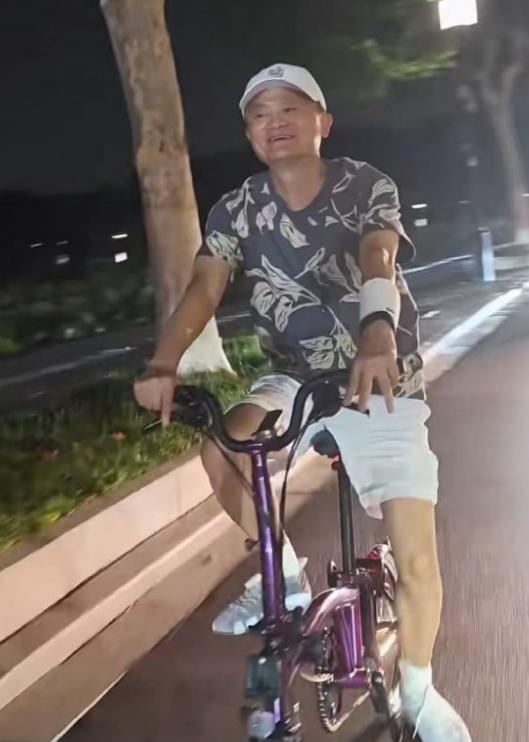 马云在西湖骑自行车，现在这个状态比之前好多了，显的挺年轻。马云在这几年的事业，
