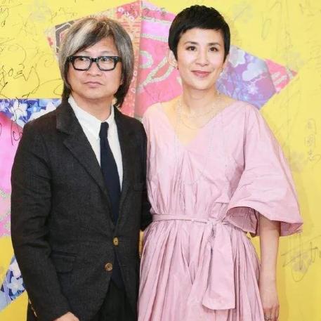 吴君如40岁时怀孕了，记者问陈可辛：“你要当爸爸了，开心吗？”他说：“这孩子不一