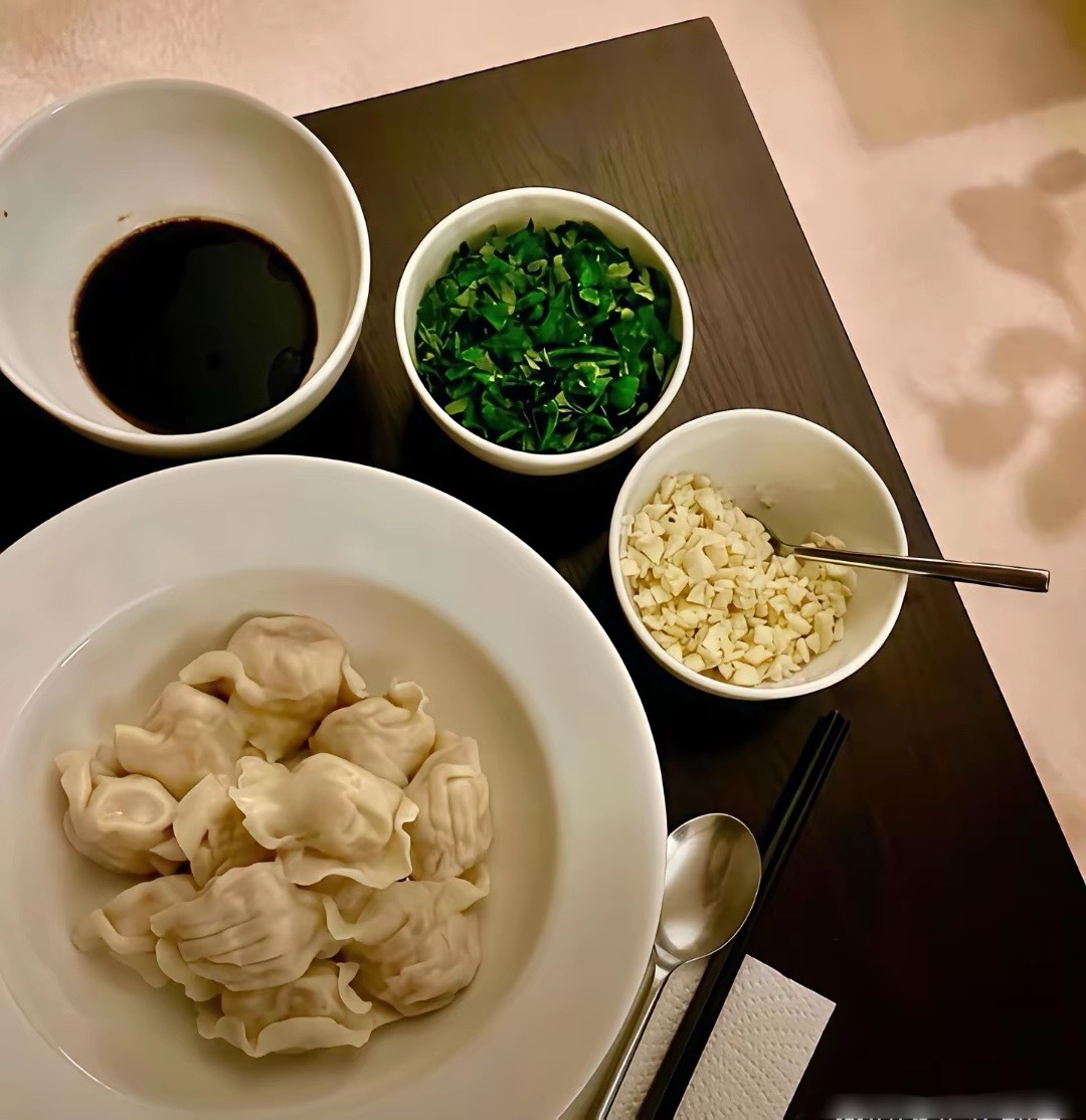 费翔在英国除夕夜，就给自己包了一顿饺子，摆盘有点西式