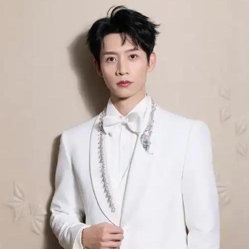 一次，主持人问魏晨：“你和于玮吵架的时候，你会哄她吗？”魏晨却说：“不哄。”主持