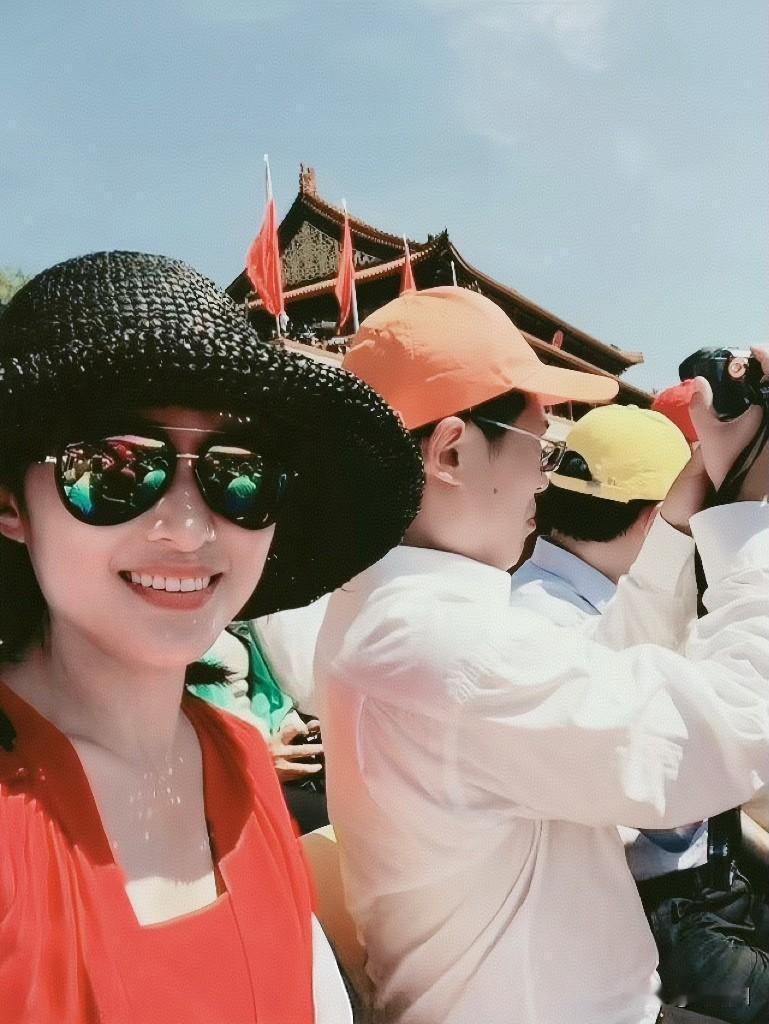 “央视一姐”周涛低调观看阅兵，一袭红色连衣裙，端庄美丽气质惊艳。小编依稀记得