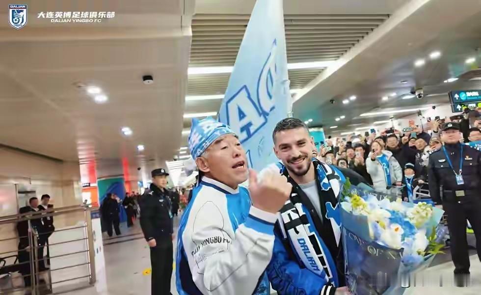 斯坦丘加盟大连英博，惹申花球迷捶胸顿足，难道球队错了？从目前情况看，罗马尼亚国