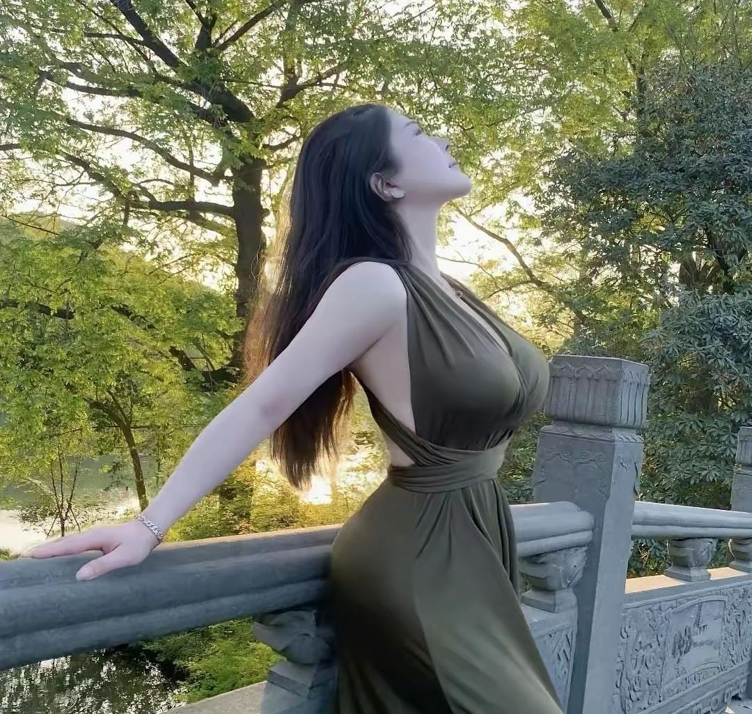 优雅绿裙，悠然自得，享受自然之美。