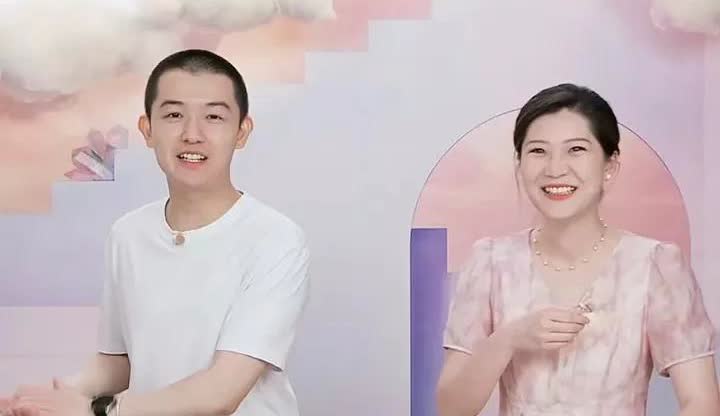 董董可自豪了盼盼从兰知春序回来疯癫组合又凑一起了董董说他现在的生活就