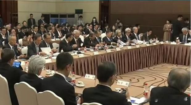 经济团进京，右翼团窜台：日本对华“双轨外交”还能演多久？日本友好团刚在北京坐