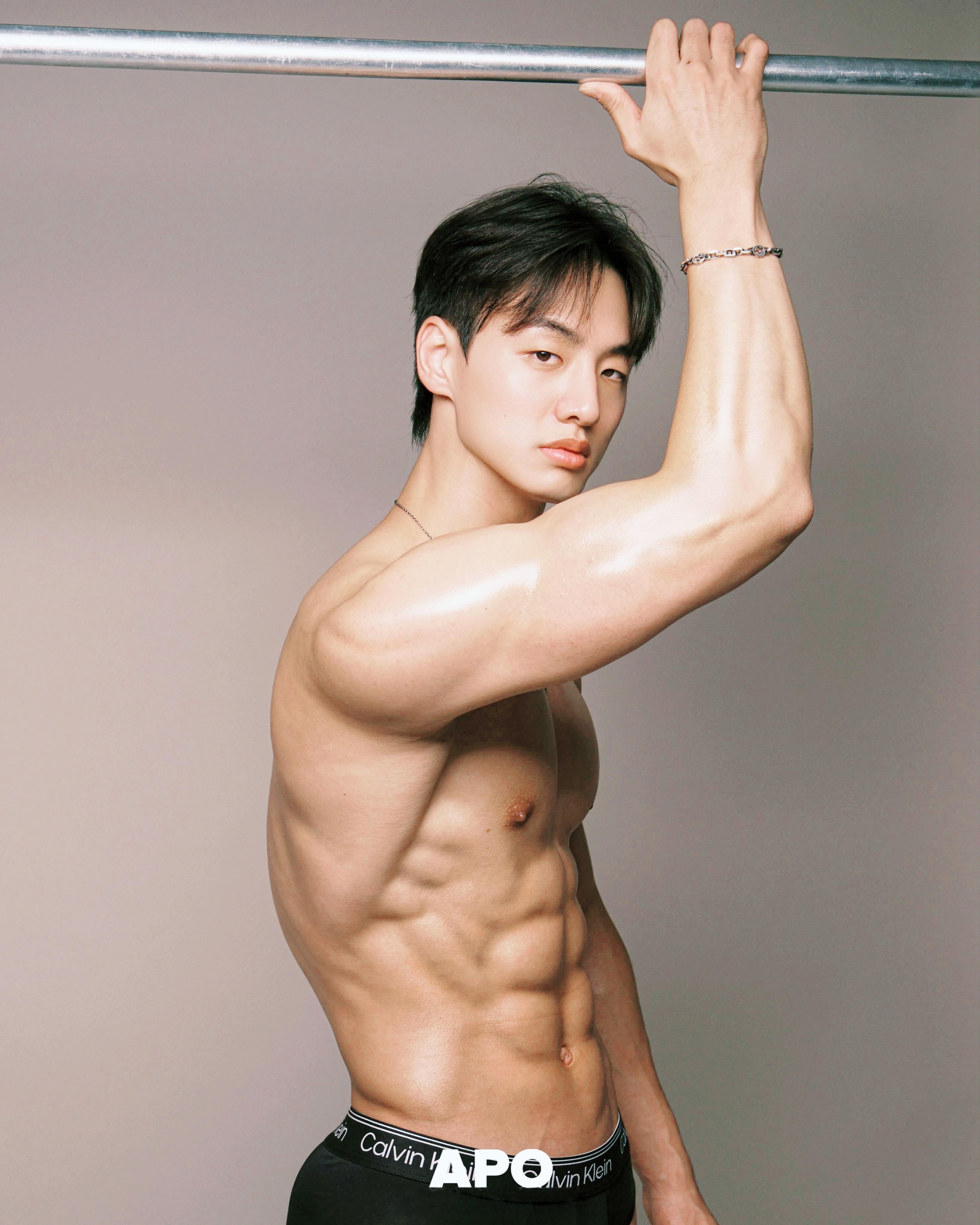 型男帅哥窝肌肉型男，胸肌饱满，巧克力腹肌超棒……[点赞]转发：帅哥型男胸肌肌肉男模强壮的男人​​​