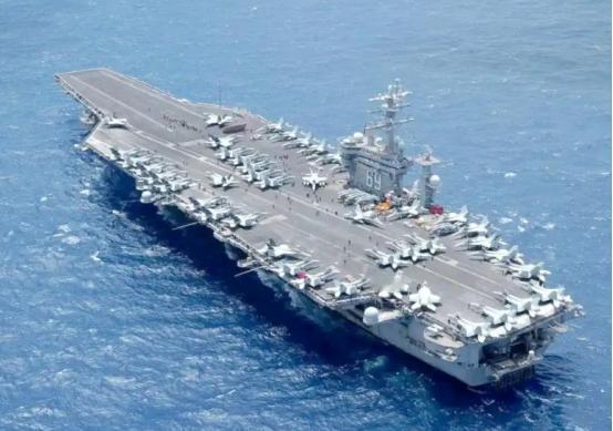 老舰南海逞威不成反遭055横刀拦路，尼米兹双机坠海面子丢尽！