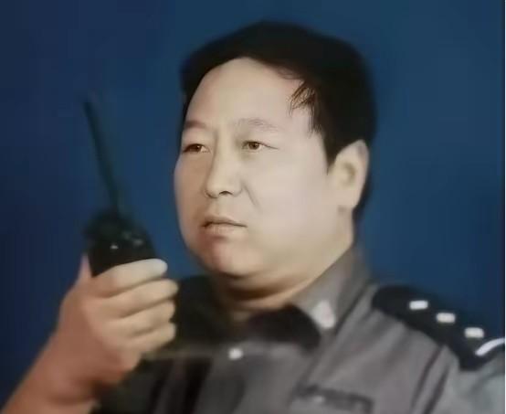 郑成月是个刑警，本来可以有安稳的日子。但他非要较真，非要挖出聂树斌案的真凶。这一