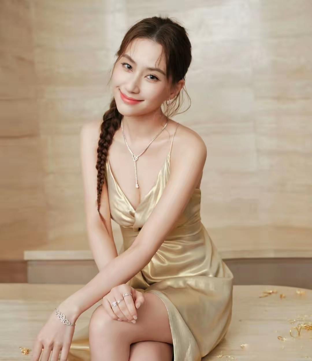 明眼人都知道：何超莲现在估计比吃了苍蝇还难受原以为自己肤白貌美还有钱，假如恢复
