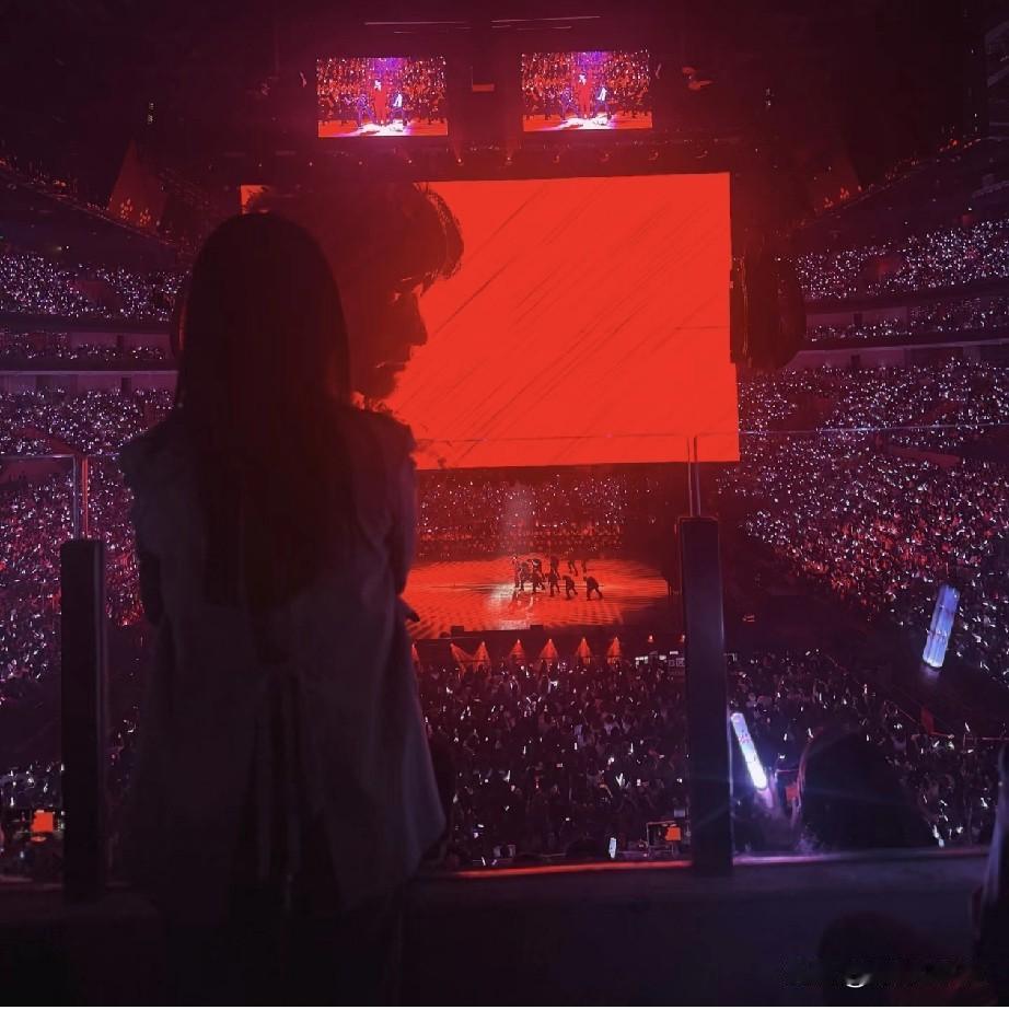 陈楚生的庆功宴办的蛮盛大的，云姐手气好抽到特等奖，粉丝说特等奖是“夜夜生哥”