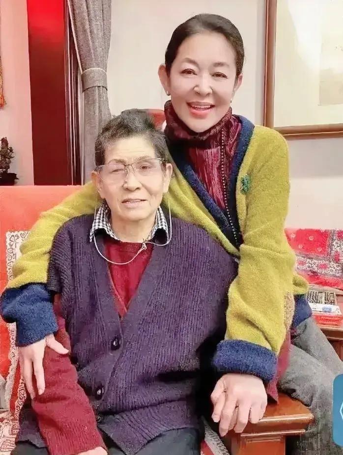 90年代时，倪萍家吃饭，每人一只海参，就保姆没份。倪萍姥姥看出端倪，把她拉到一边