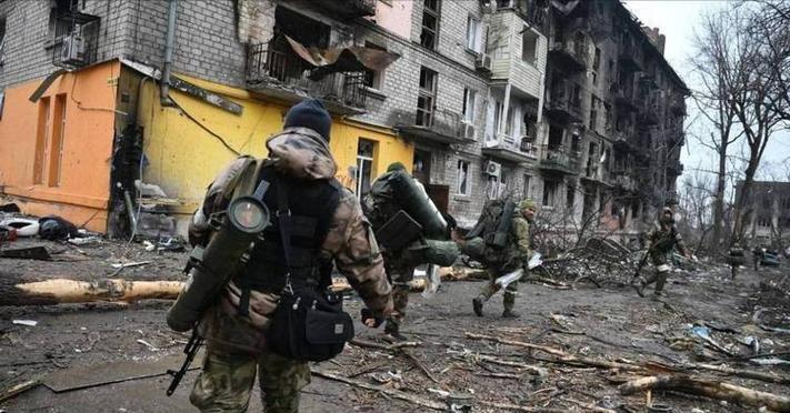 大局已定，俄军攻进红军城，三千五百乌军投降，整个乌东地区，尽收眼底，这个冬季，尽