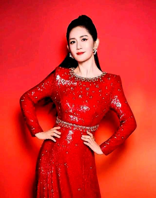 最近，主持界发生了两件大事，一是叽叽喳喳、毫无文化修养的谢娜，开始频繁登上央视舞