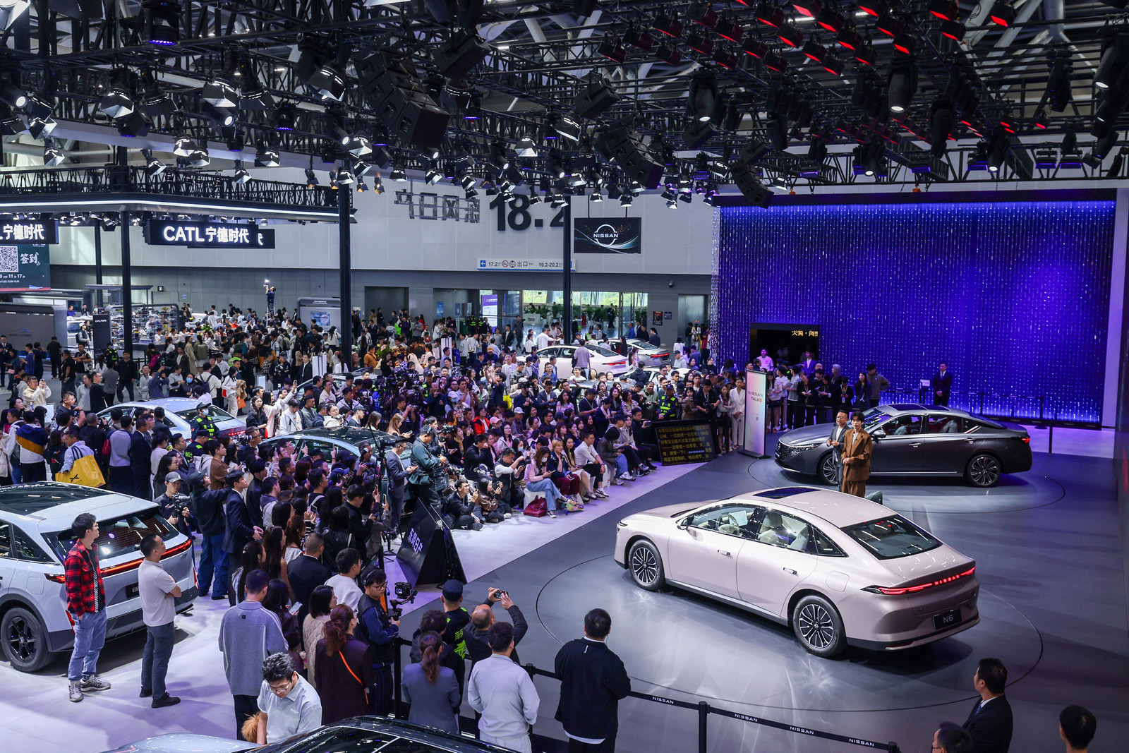 广州车展日产这阵仗是真超出想象！天籁·鸿蒙座舱展台前全是人。各地4S店也差不多这