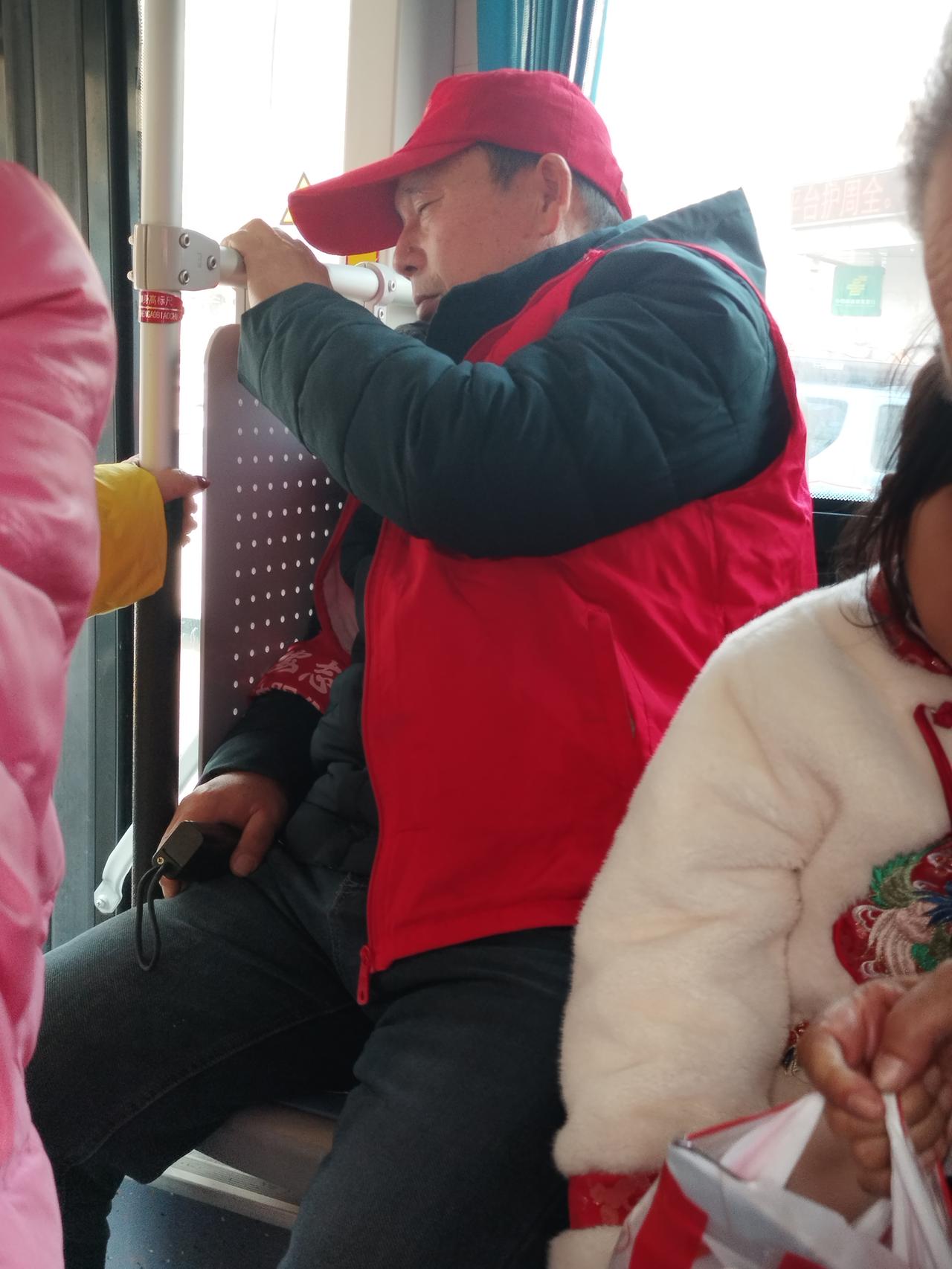 看着公交车上人满为患。上车的头一个座，却坐着这么一个穿红马甲的人。不知道