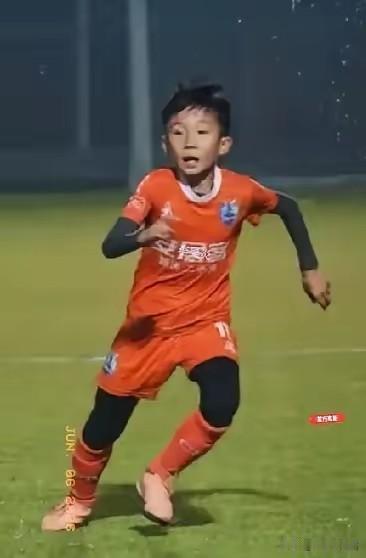 12岁中国少年巴萨签约！徐亮一句话引爆足坛：“李昊炎是我见过最有天赋的中国球
