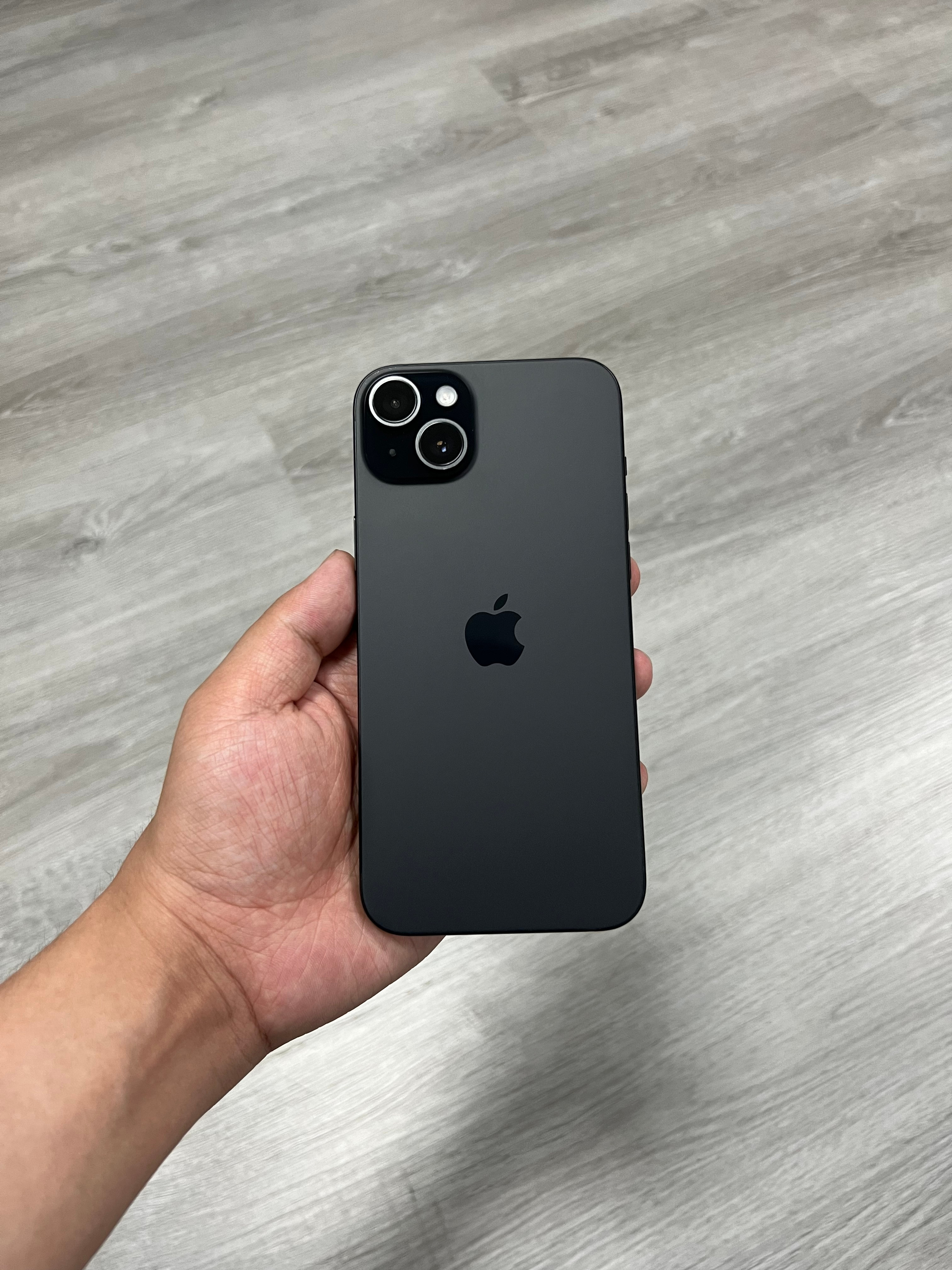 iPhone15Plus128G黑色，屏幕小划痕，外壳磕碰掉漆，🔋效率8