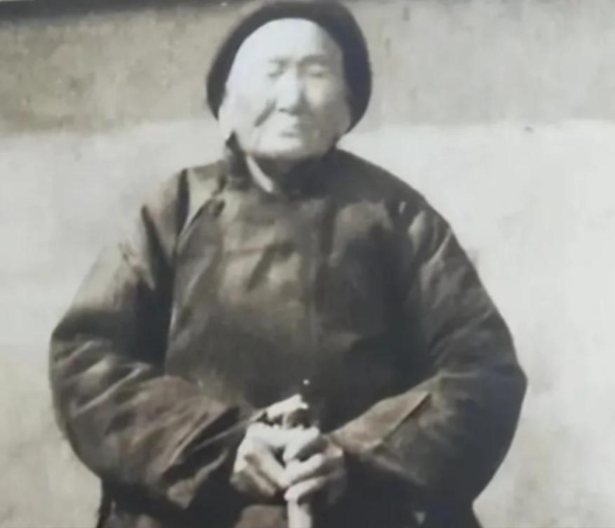 1941年，一位老妇人请“汉奸”侄子吃饭，突然压低声音道“孩子，给我弄