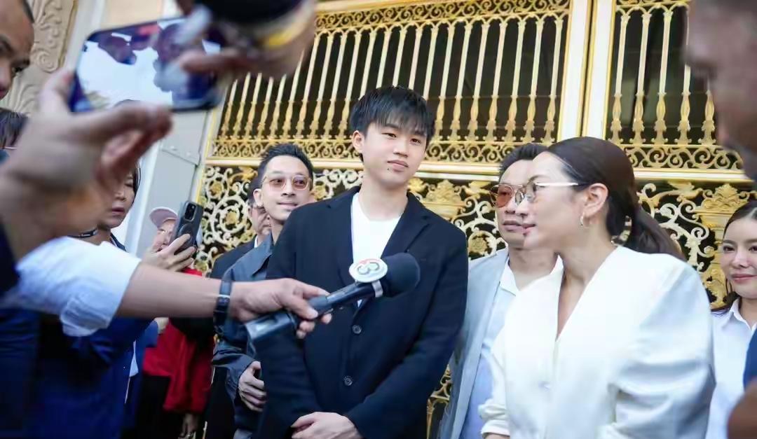 他信狱中再迎亲属探视：儿女携配偶到访，英拉之子首次现身