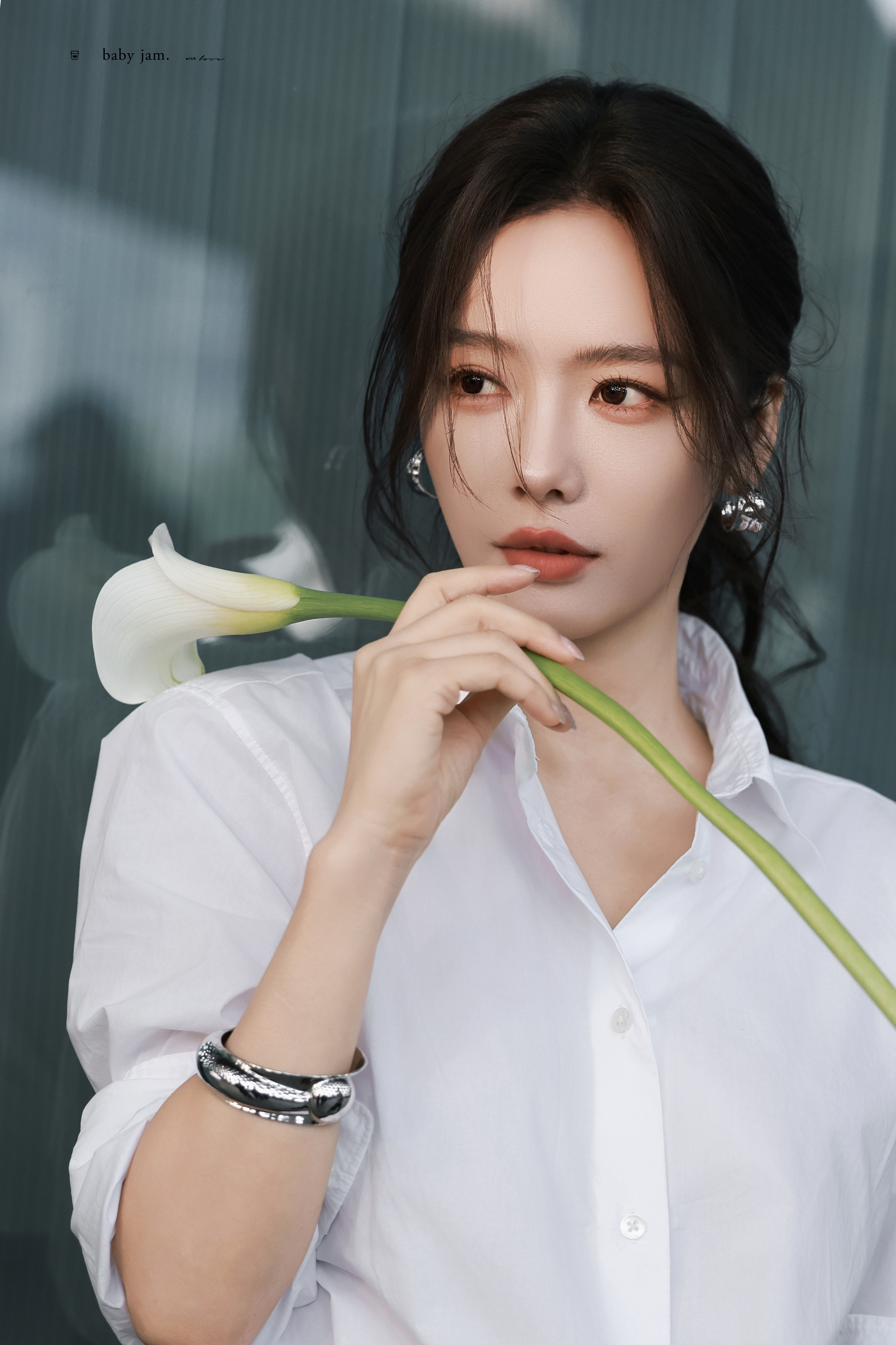 蔡文静简约白衫衬出清隽风骨，咖色阔腿裤藏着慵懒气场，在几何光影里，把松弛与利落