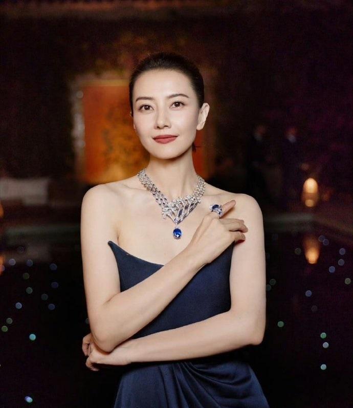 最近高圆圆现身西班牙马贝拉，她这次搭配了一件黑色的抹胸裙，看起来特别的时尚。高