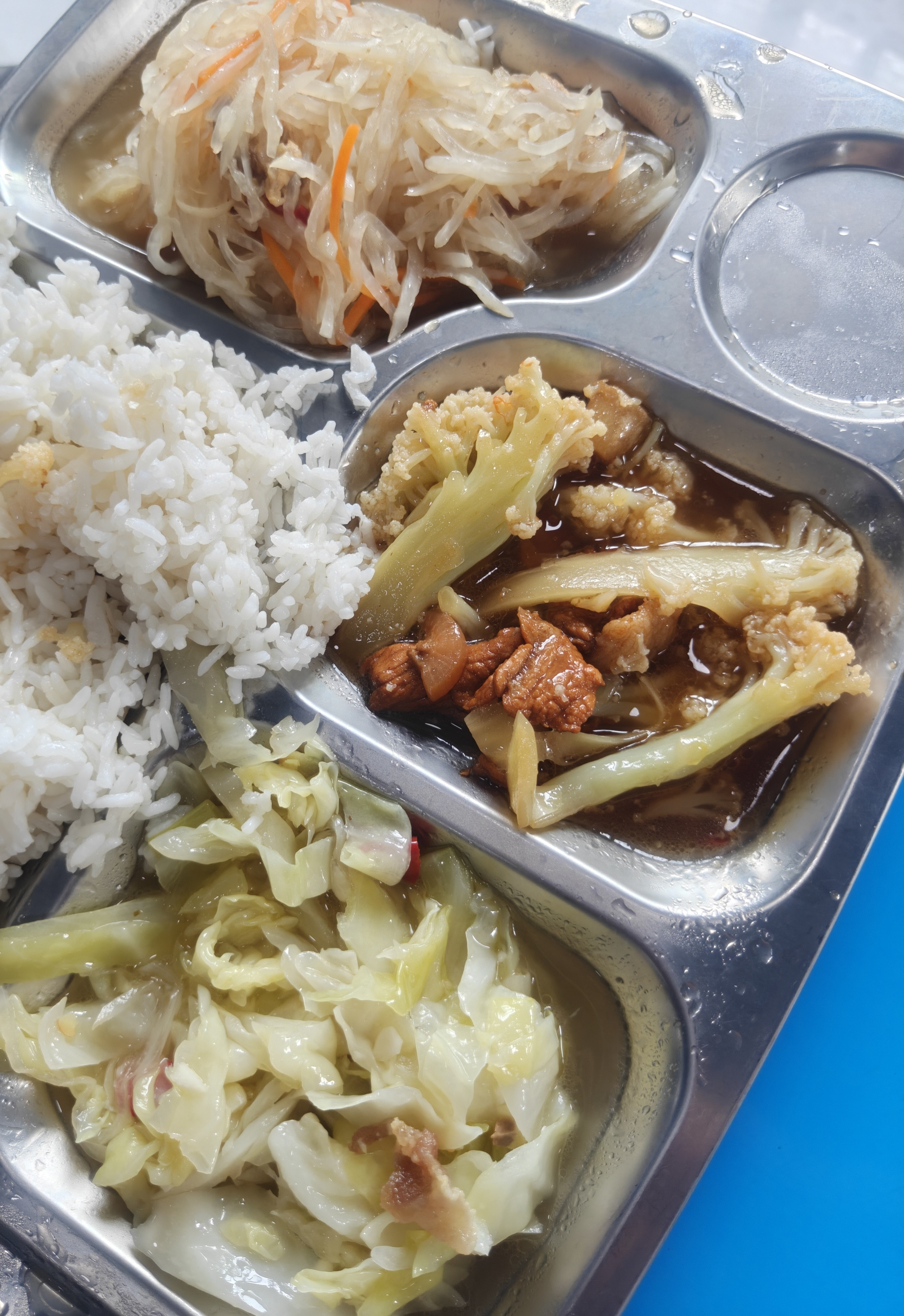 我们的工作餐，白菜，花菜，萝卜丝[笑着哭]​​​