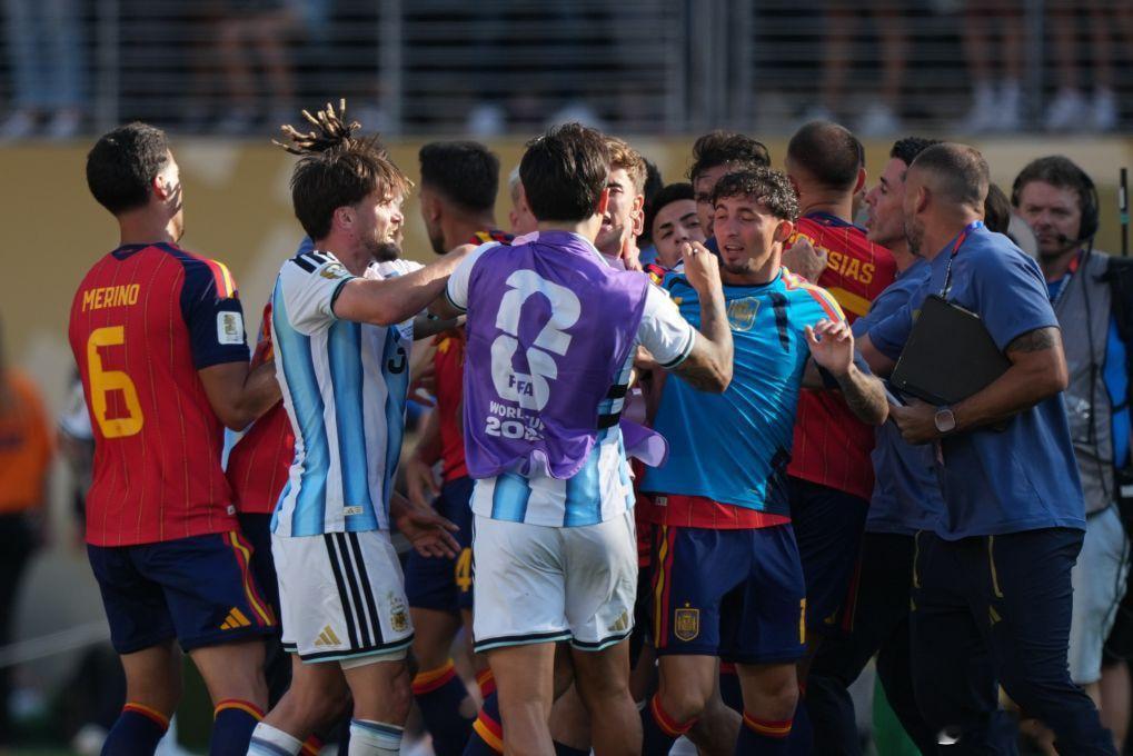 重磅追责⚠️FIFA立案调查！阿根廷3人或遭长期禁赛北京时间7月30日凌晨，国际