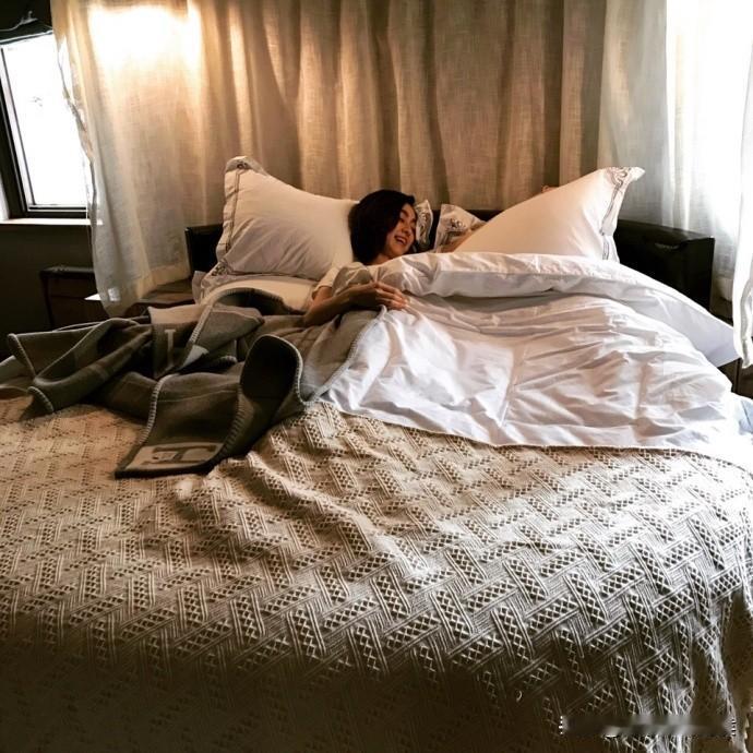 昨天约了一个女网友见面，晚上喝了一些酒，最后她脸红扑扑的，说不回去了，于是开了间