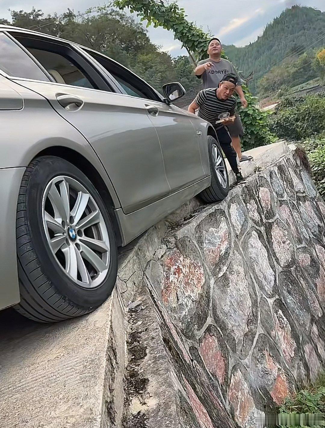 这车停得真技术，但是现在怎么把它给倒出来？​​​