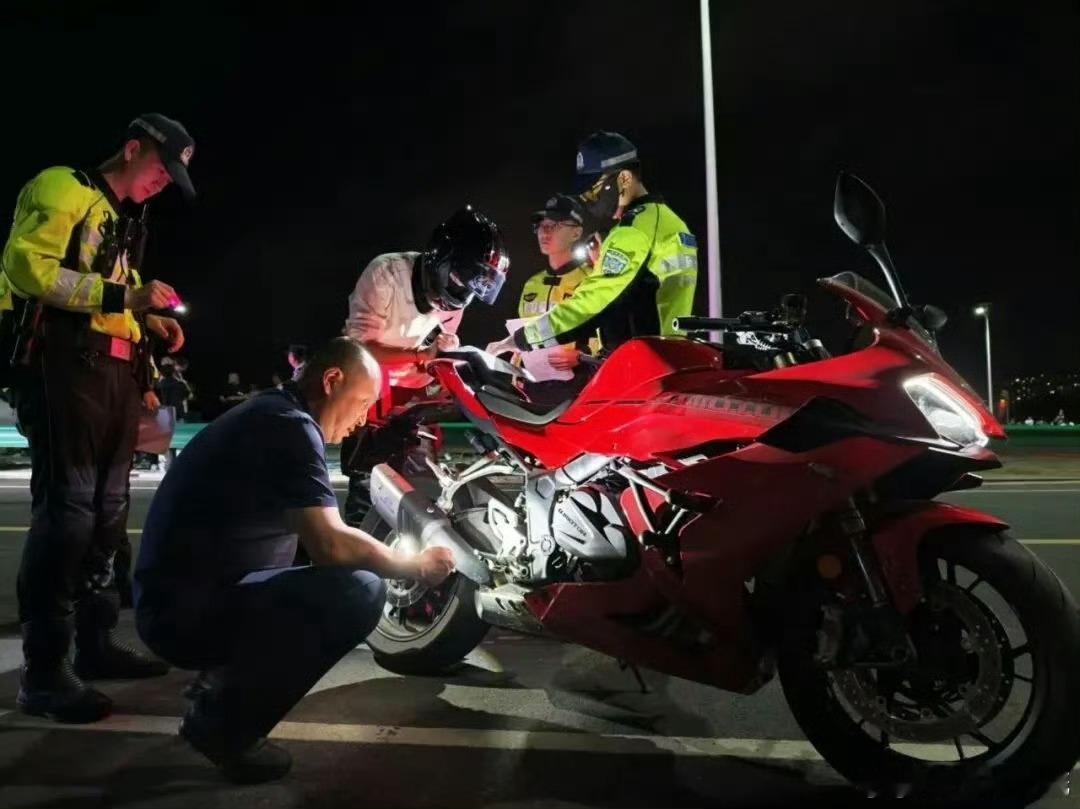 你嫌吵，我们查兰州公安整治飙车炸街针对群众反映强烈的“飙车炸街”问题，兰州公