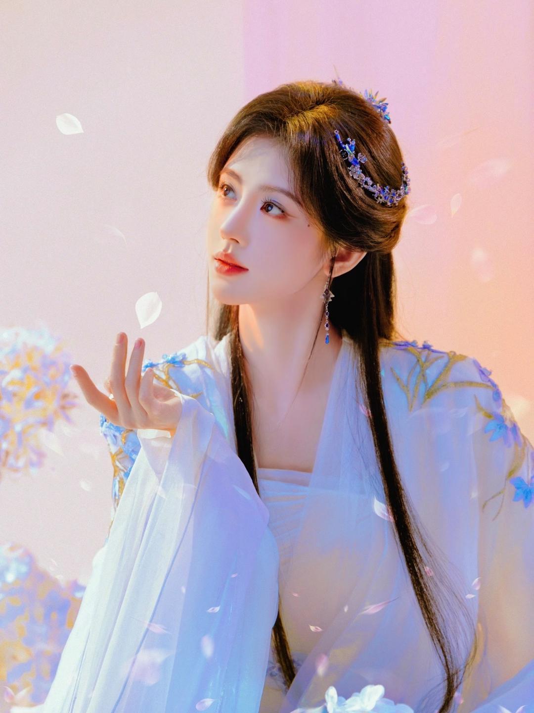1.网传现在送到鞠婧祎手里的本子，基本清一色都是古装，现代戏暂时没什么消息。不过