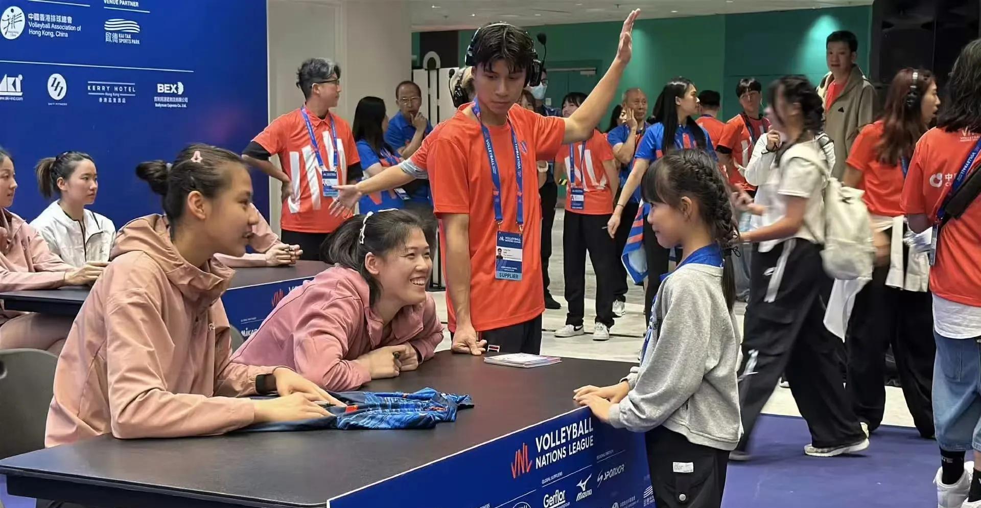 中国女排与香港球迷见面，李盈莹宠粉比心，王奥芊紧紧拉住李盈莹的手，动情说着什么。