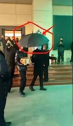 今天，我看到一个男孩，给妈妈撑着一把黑伞。伞举得笔直，一步都不敢晃。他就这样，