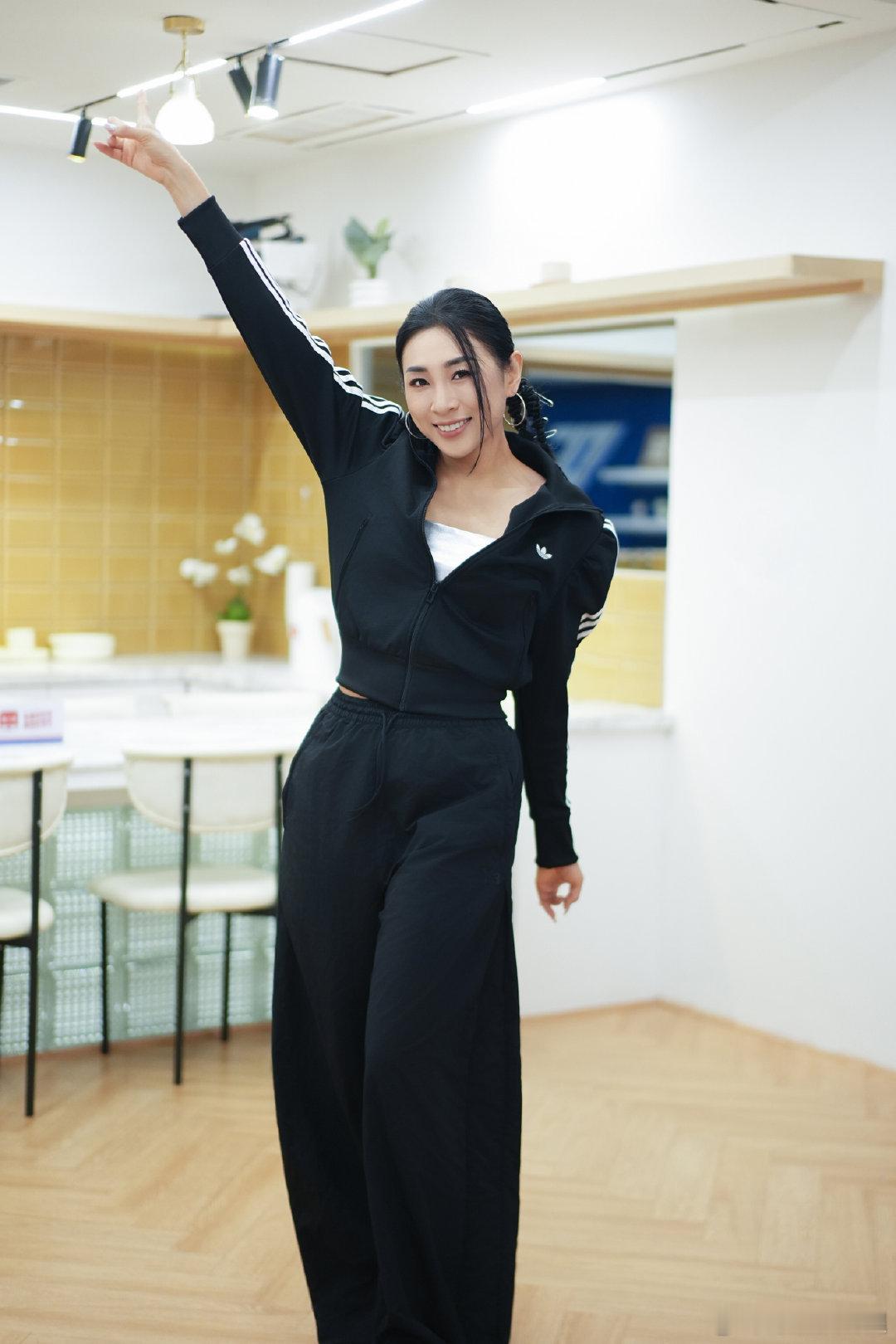 淡淡亲了李小冉淡淡这是什么顶级人缘！亲完美女姐姐又牵手美女，我直接疯狂羡慕想魂穿