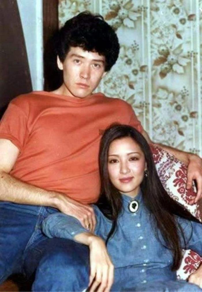 1989年，29岁的费翔与36岁的胡因梦留下了这张难得的同框照。一个是凭借春晚《