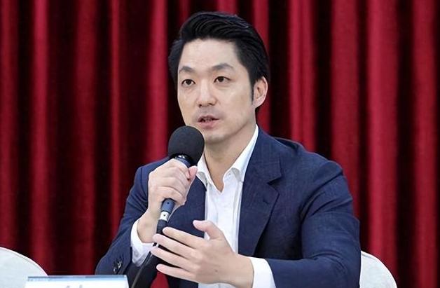 蒋万安的手腕真不是一般的厉害，上午还在那跟郑丽文握手的通稿，下午就直接坐到郑丽文