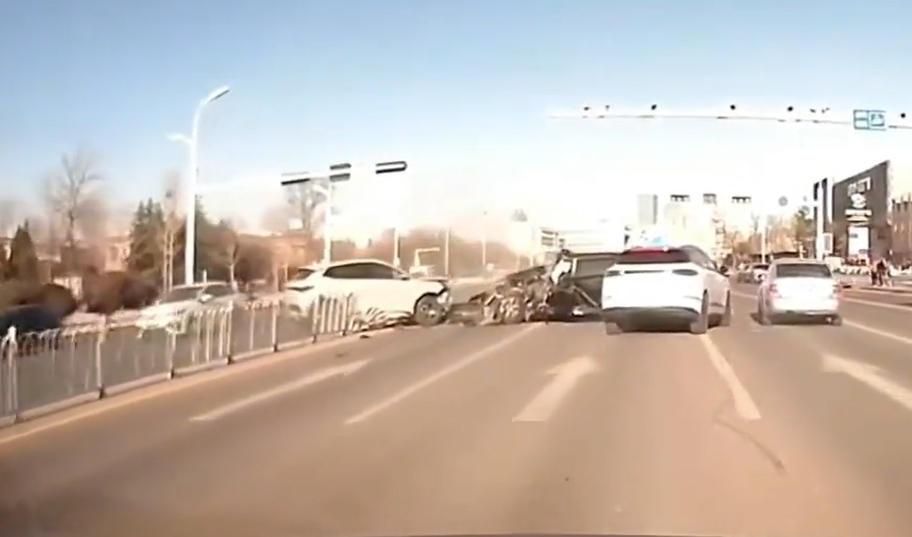 虽然“不安全”，但价钱卖的贵，丰田威兰达，省心、省油就够了！青岛的一场车祸，把