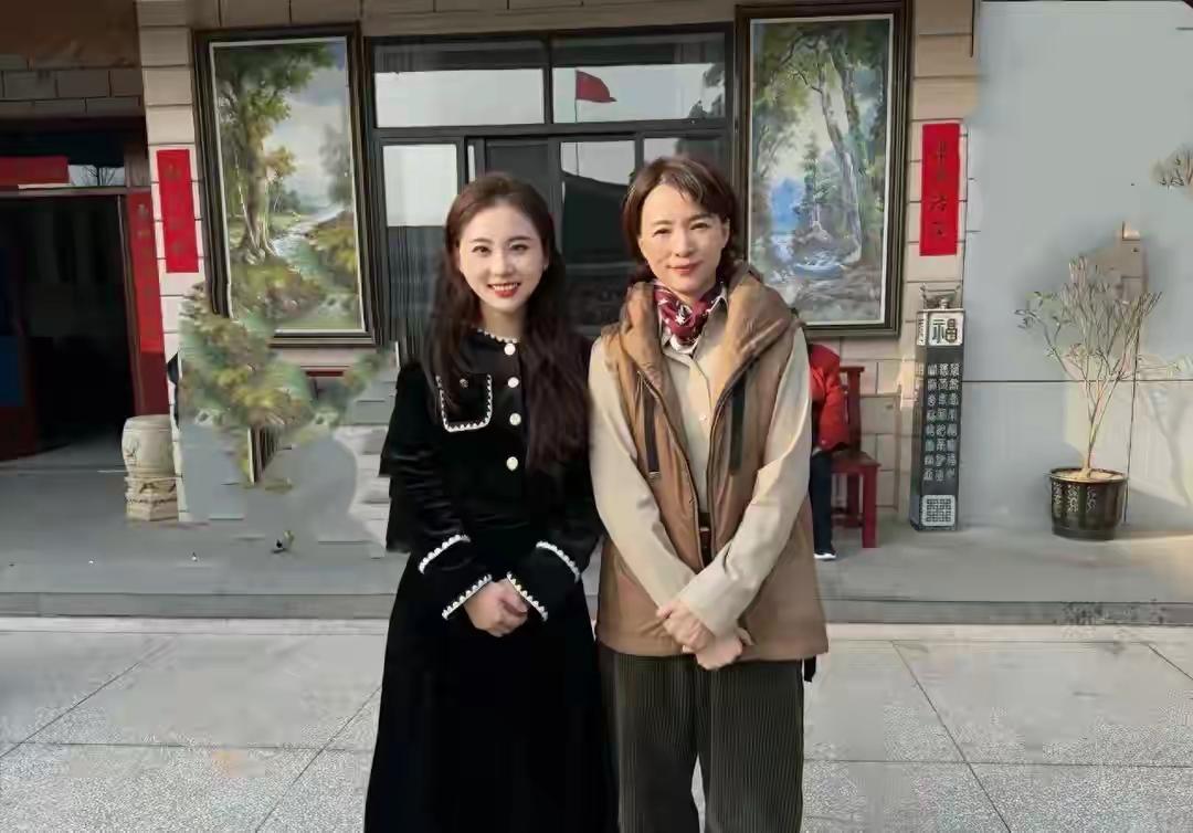 董卿在2022年因丈夫的问题停止工作，回归家庭。她的生活状态引发了人们的关注和感