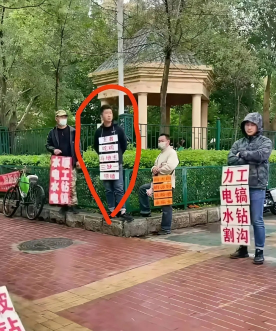 这哥们是不是昨晚没睡好，起来随便拿了个牌子