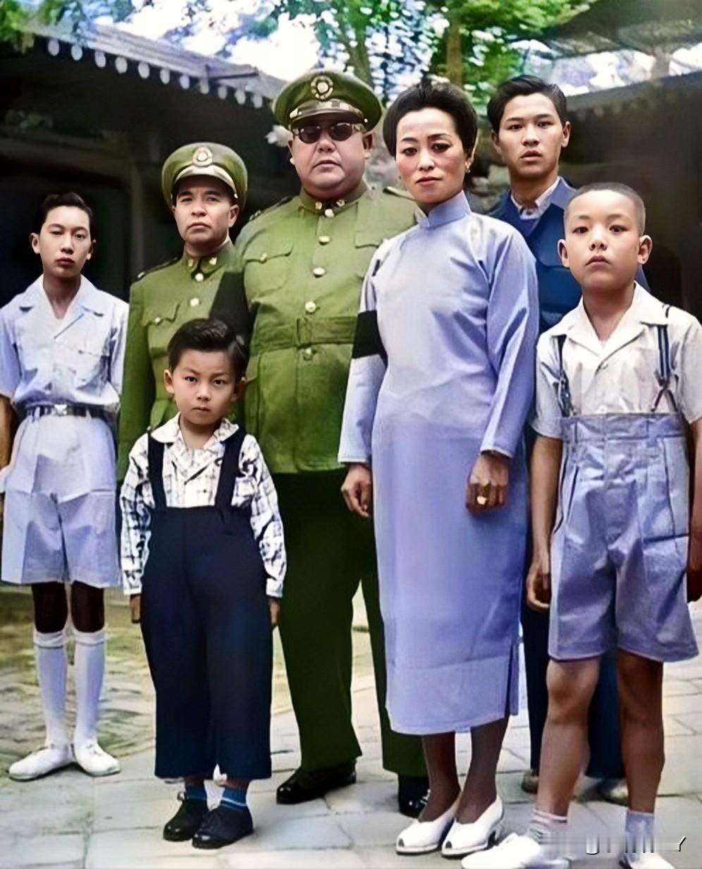 这才是马鸿逵的真实貌相，这并非演戏，也绝非电视剧里的演员，而是1948年他与家人