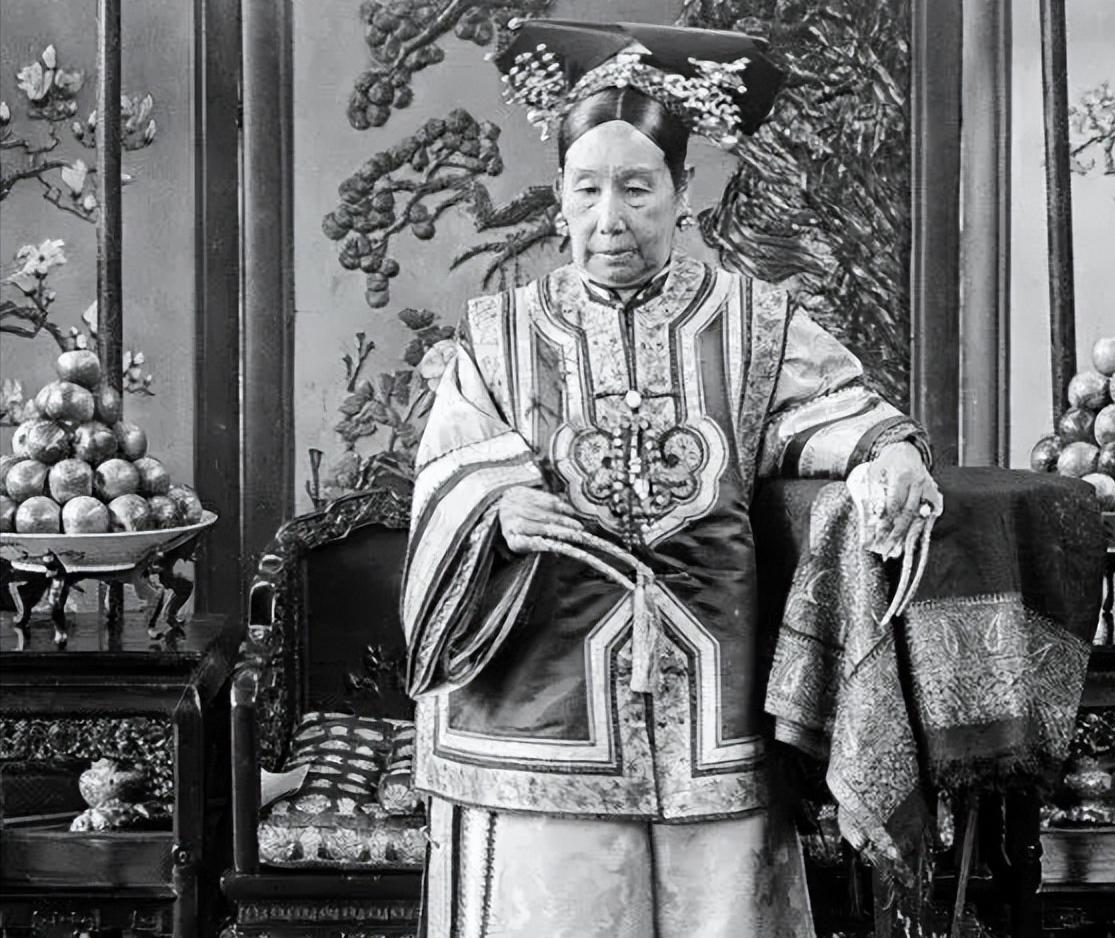 1900年，慈禧来到山西首富乔家，要借10万两白银应急，乔致庸跪倒在地，说：“别