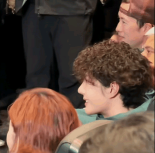 救命！王一博这是跟“卷发”锁死了吗？刚刚刷到他的新造型，我直接笑出声！这小